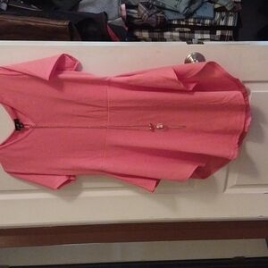 Women's v neck short sleeve top with necklace